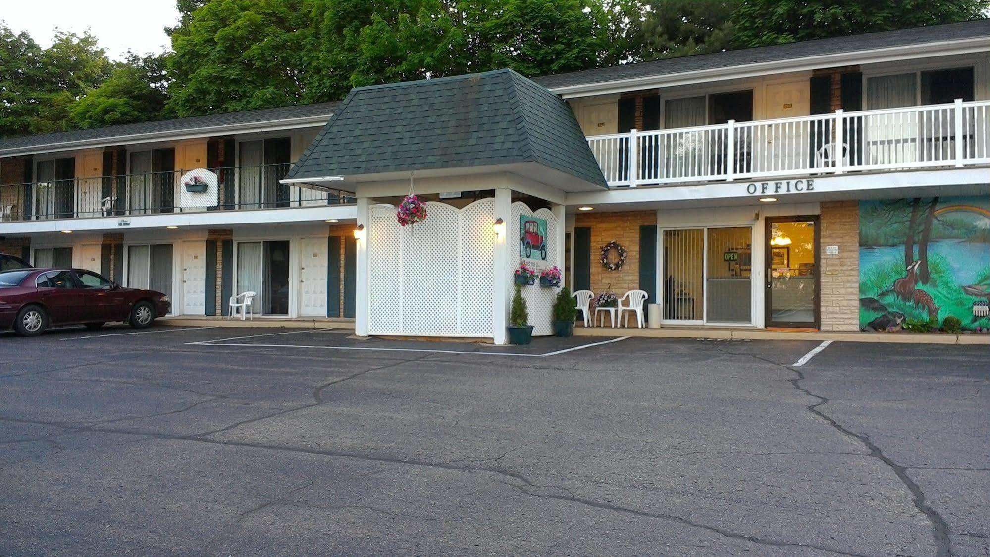 Brentwood Motor Inn Marquette Exterior photo