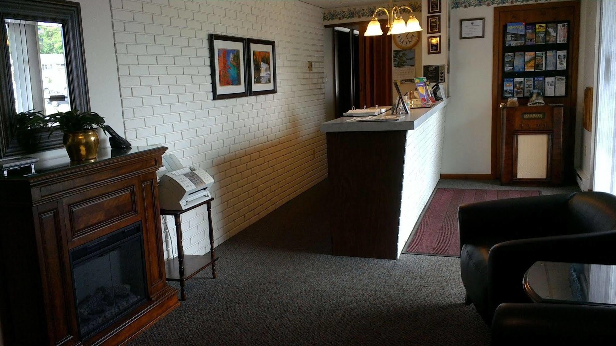 Brentwood Motor Inn Marquette Exterior photo